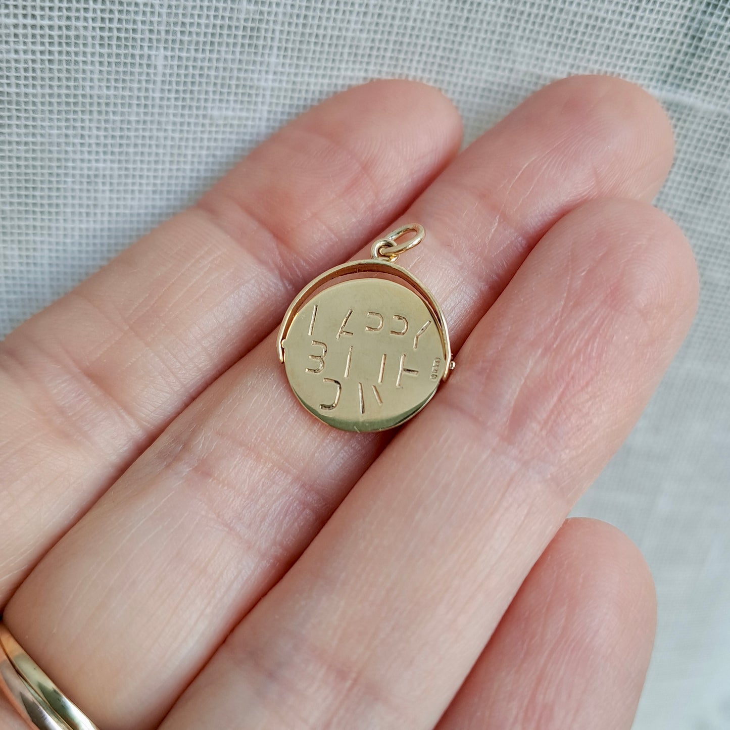 Vintage Solid 9ct Yellow Gold "Happy Birthday" Spinner Pendnt, 1965