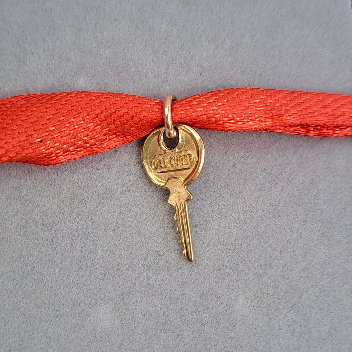 Pre-owned 9ct Gold Tiny Yale Key Charm