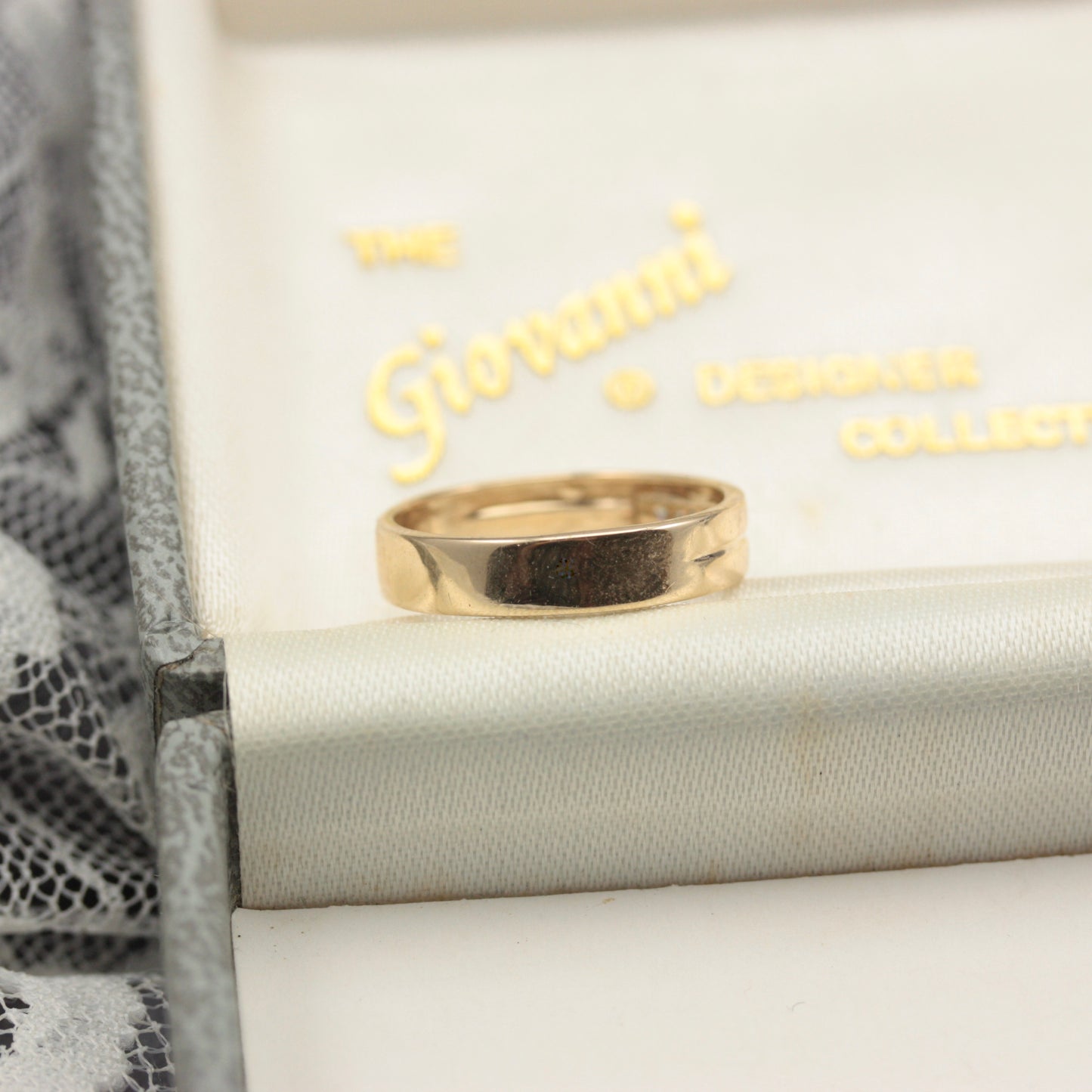 Vintage 9ct Gold and Diamond 5 Stone Band
