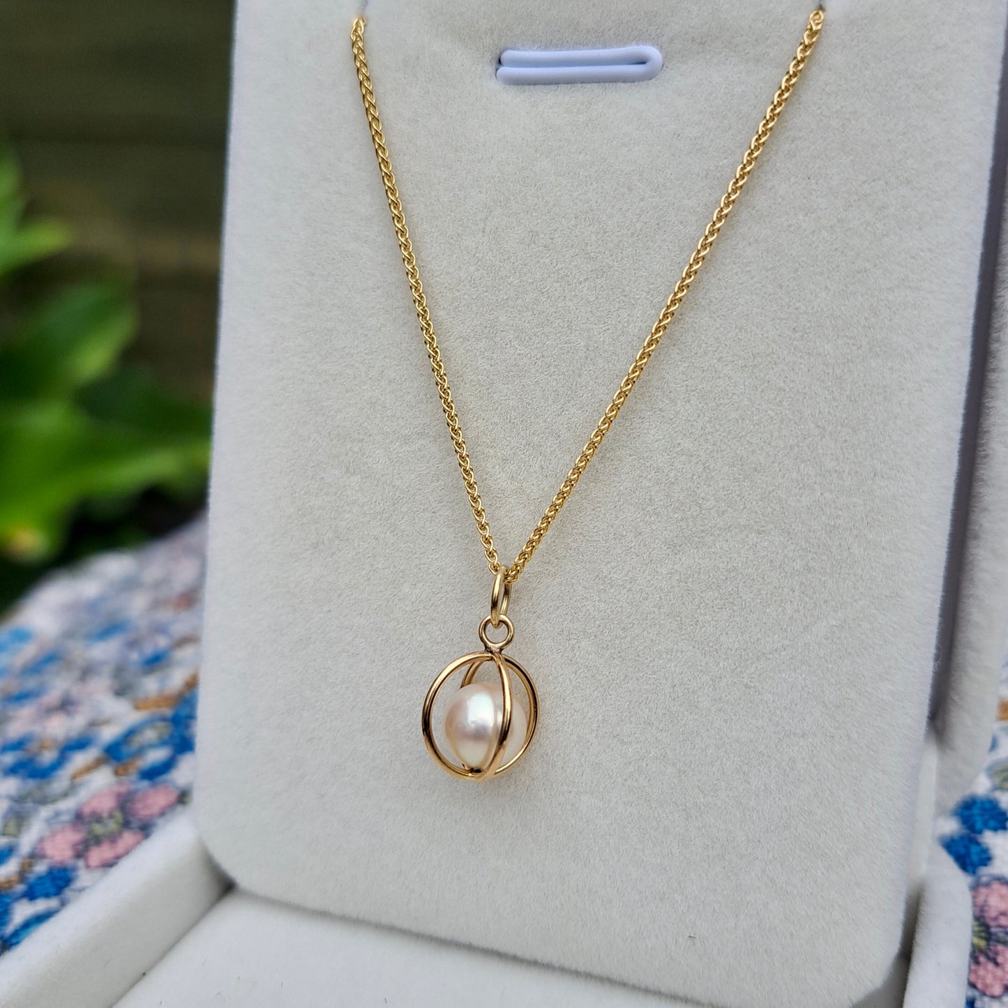 Vintage 14ct Gold and Caged Faux Pearl Pendant