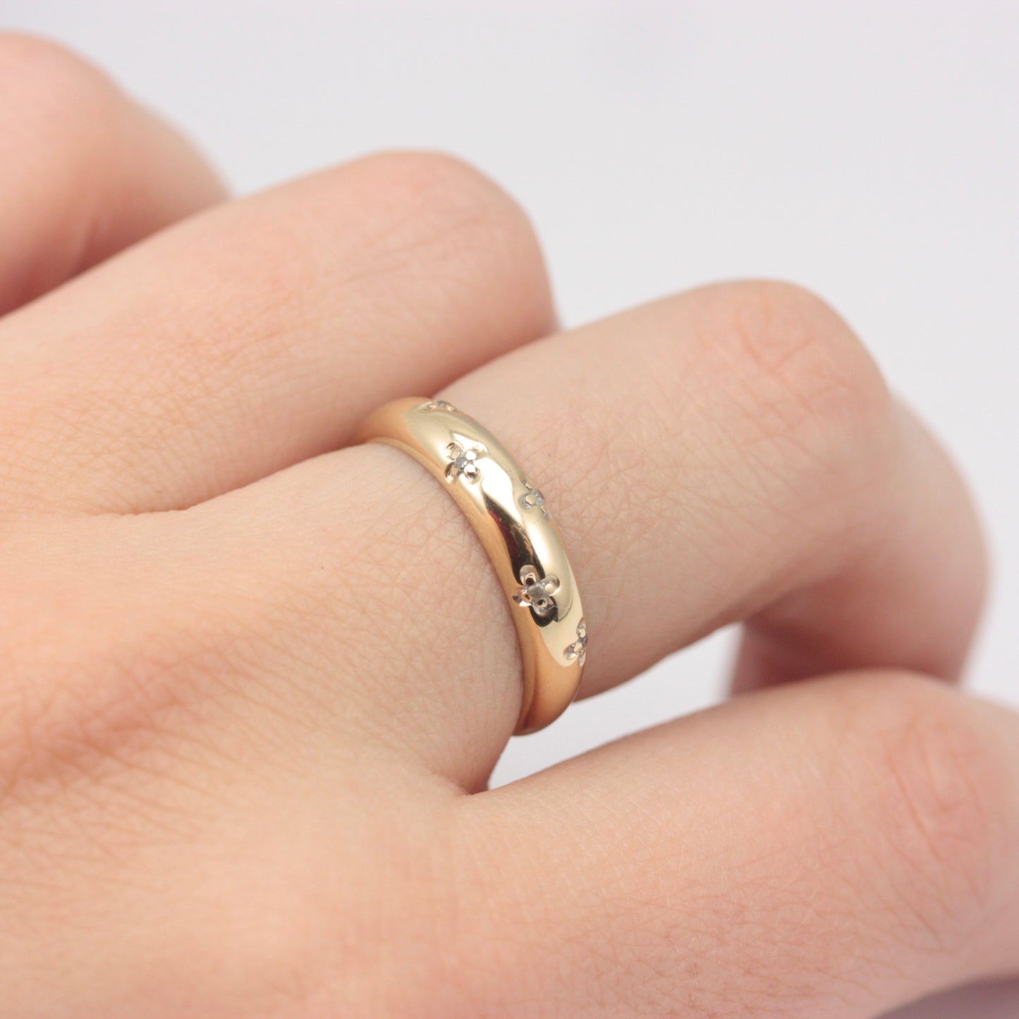 Pre-owned 9ct Gold and Diamond Domed Clover Ring