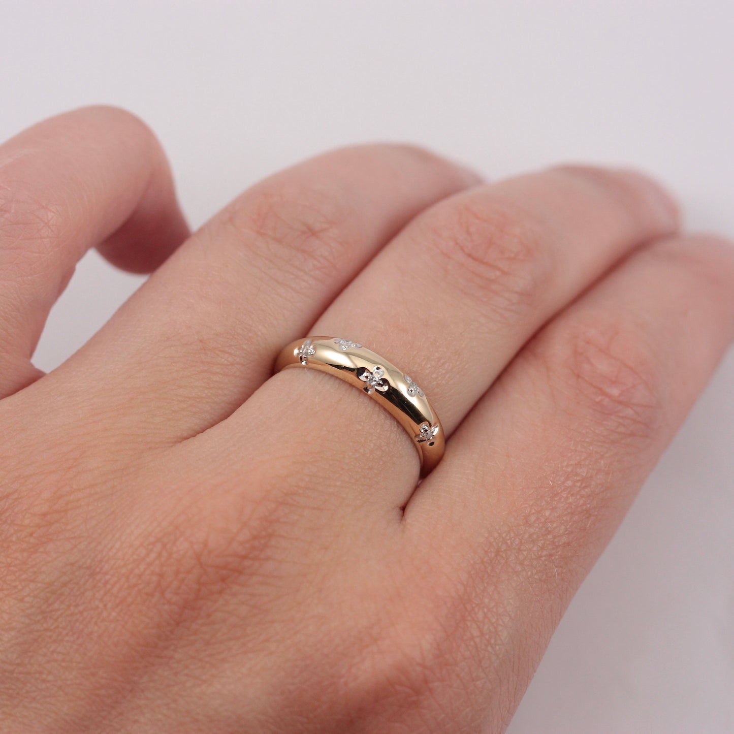 Pre-owned 9ct Gold Diamond Clover Domed Ring