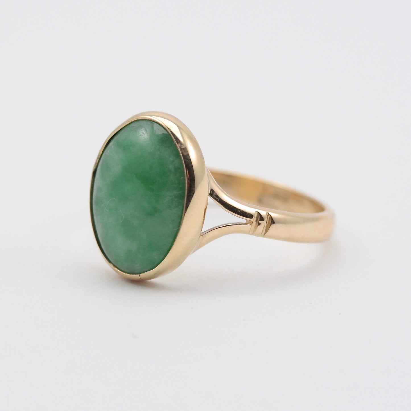 Vintage 9ct Gold and Jade Ring