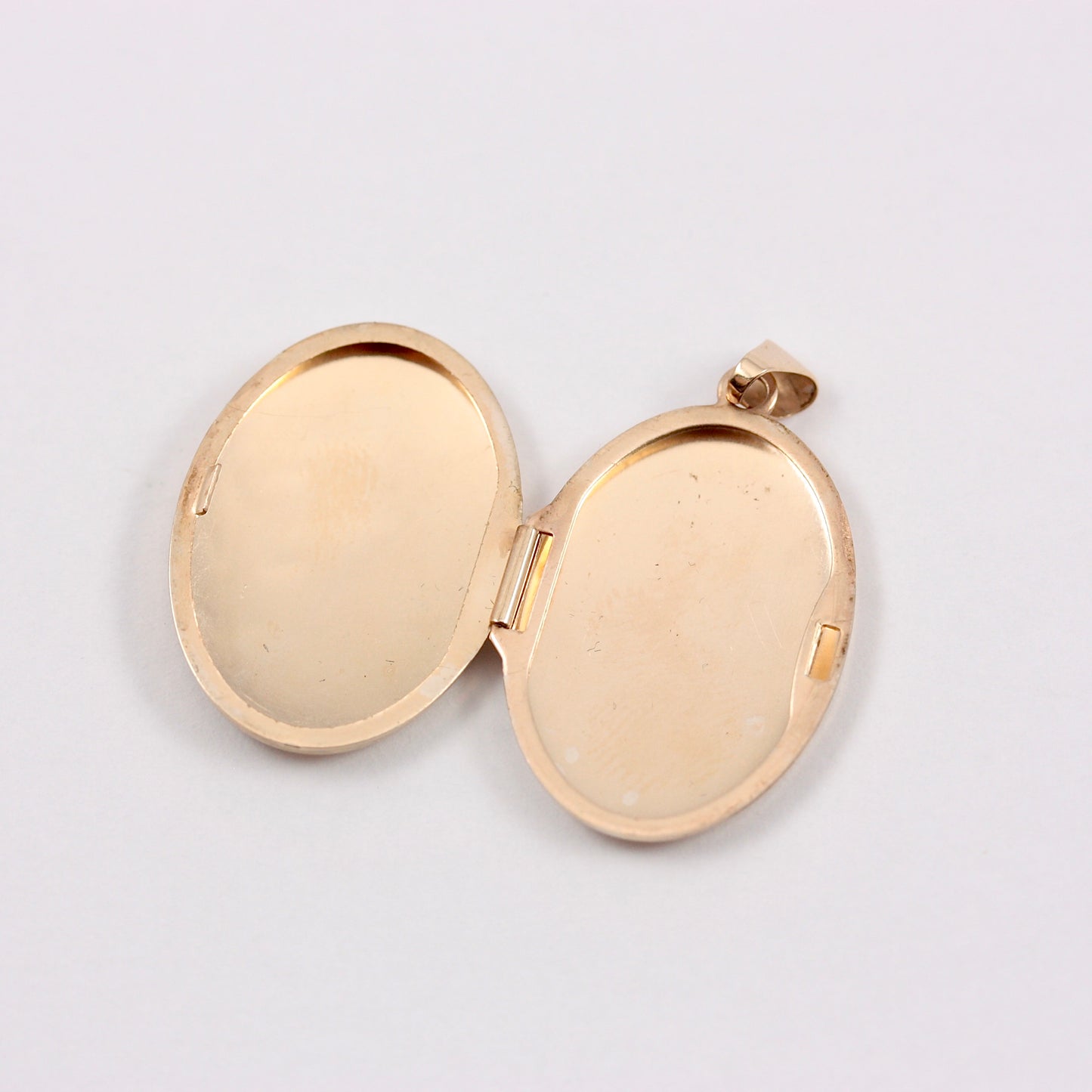 Pre-owned 9ct Gold Matte and Smooth Floral Locket, 3g