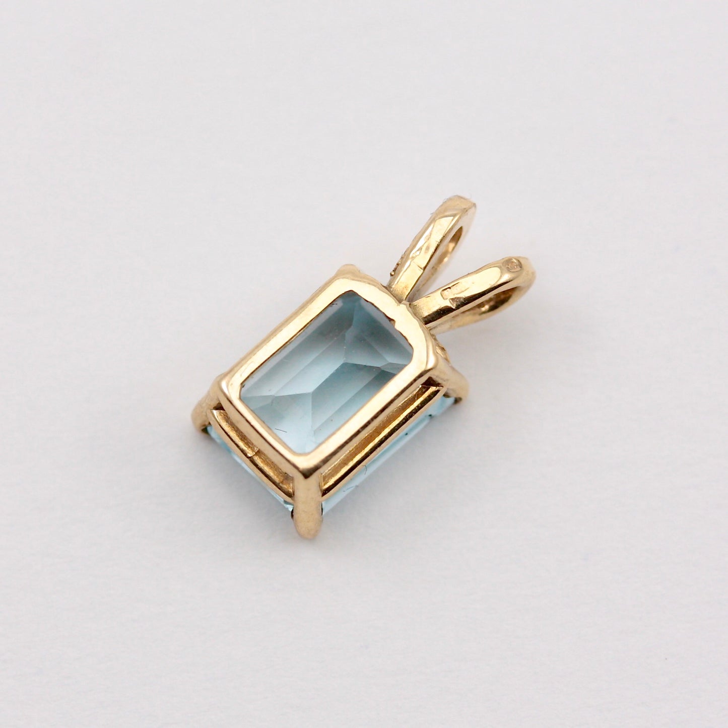 Vintage 9ct Gold and Blue Topaz Solitaire Pendant