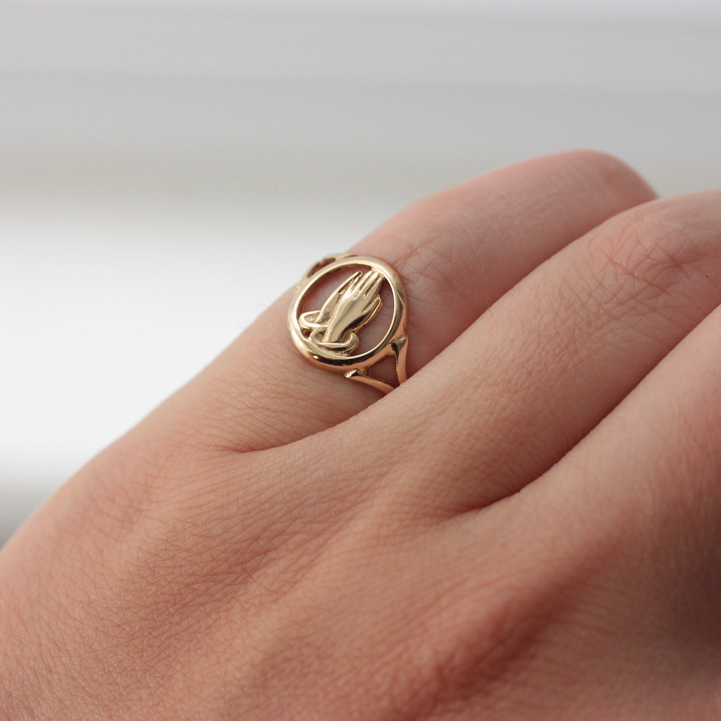 Vintage 9ct Yellow Gold Praying Hands Ring