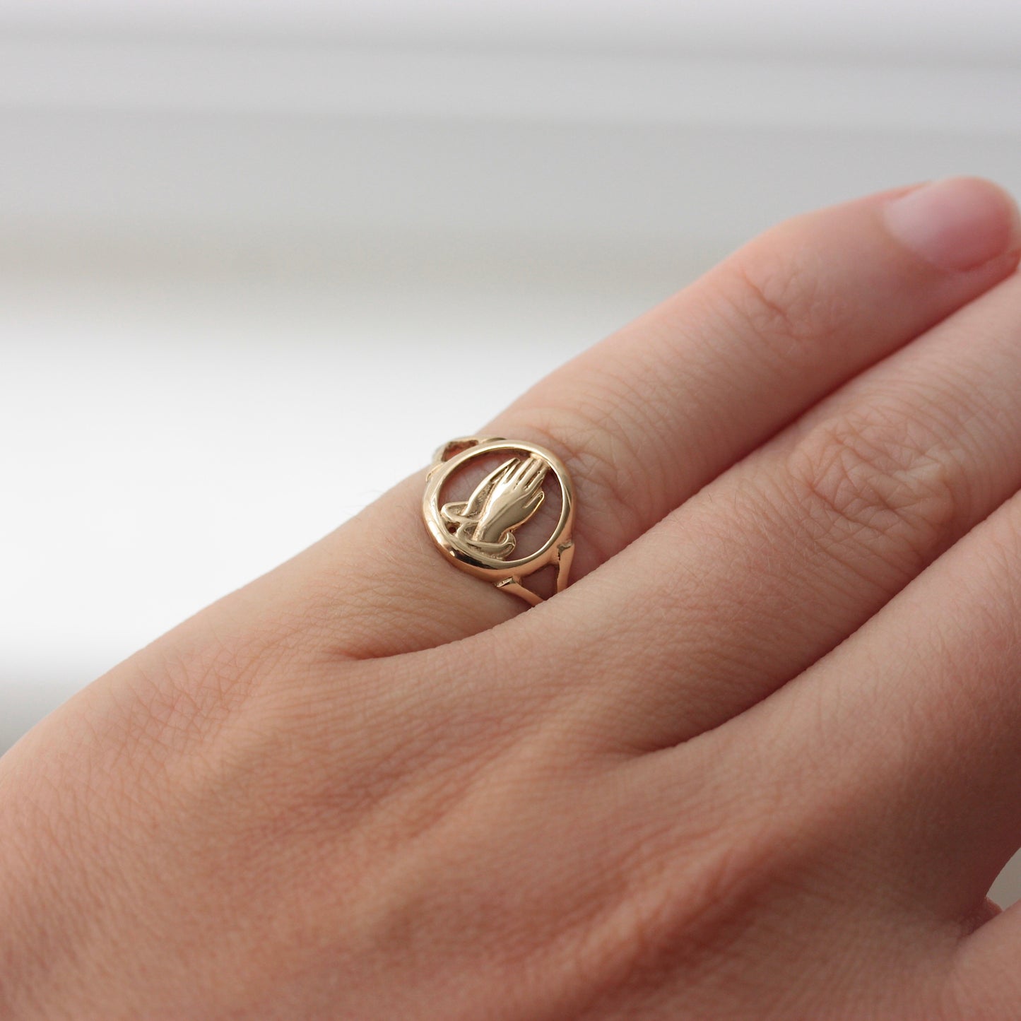 Vintage 9ct Yellow Gold Praying Hands Ring