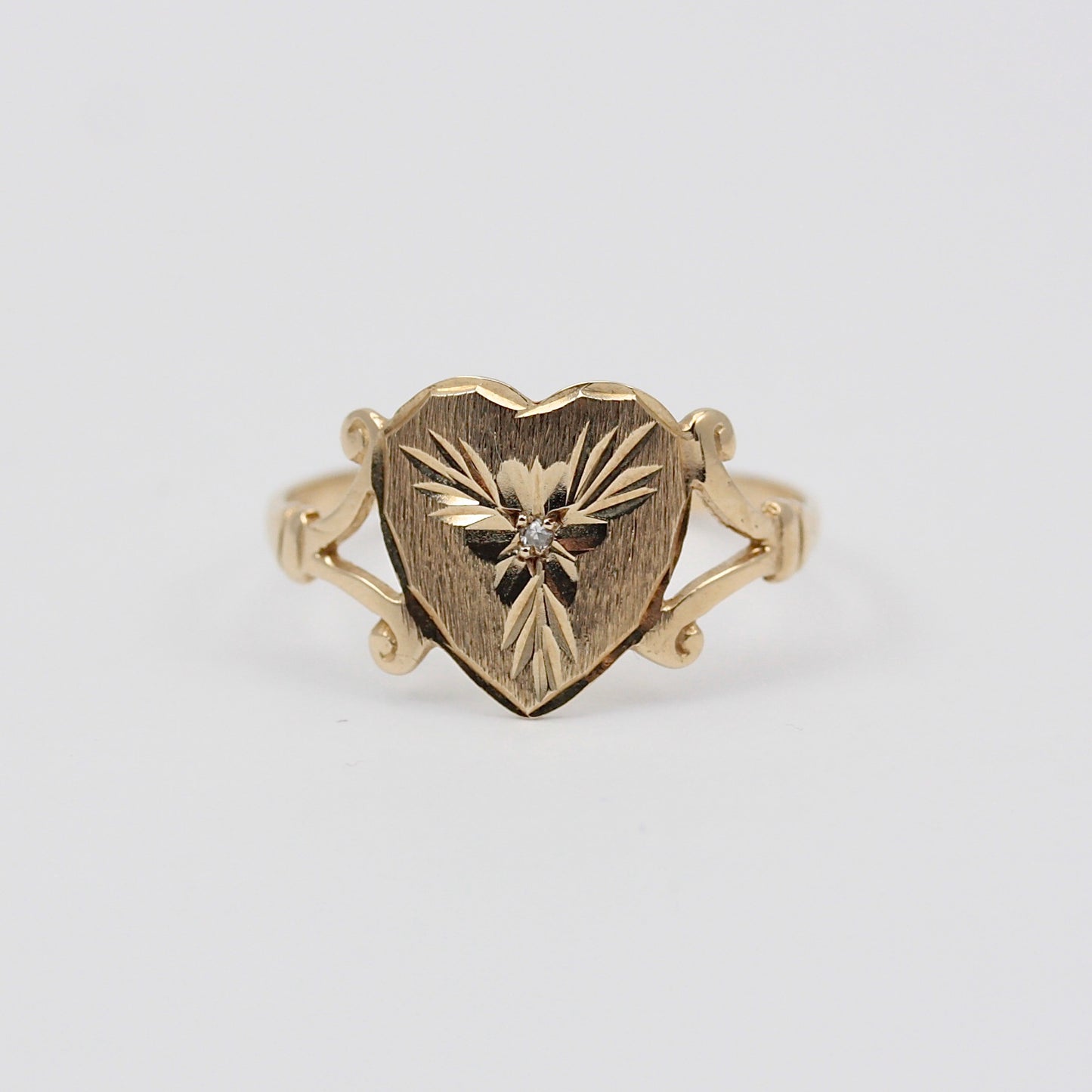 Vintage 9ct Gold Floral Heart Signet Style Ring