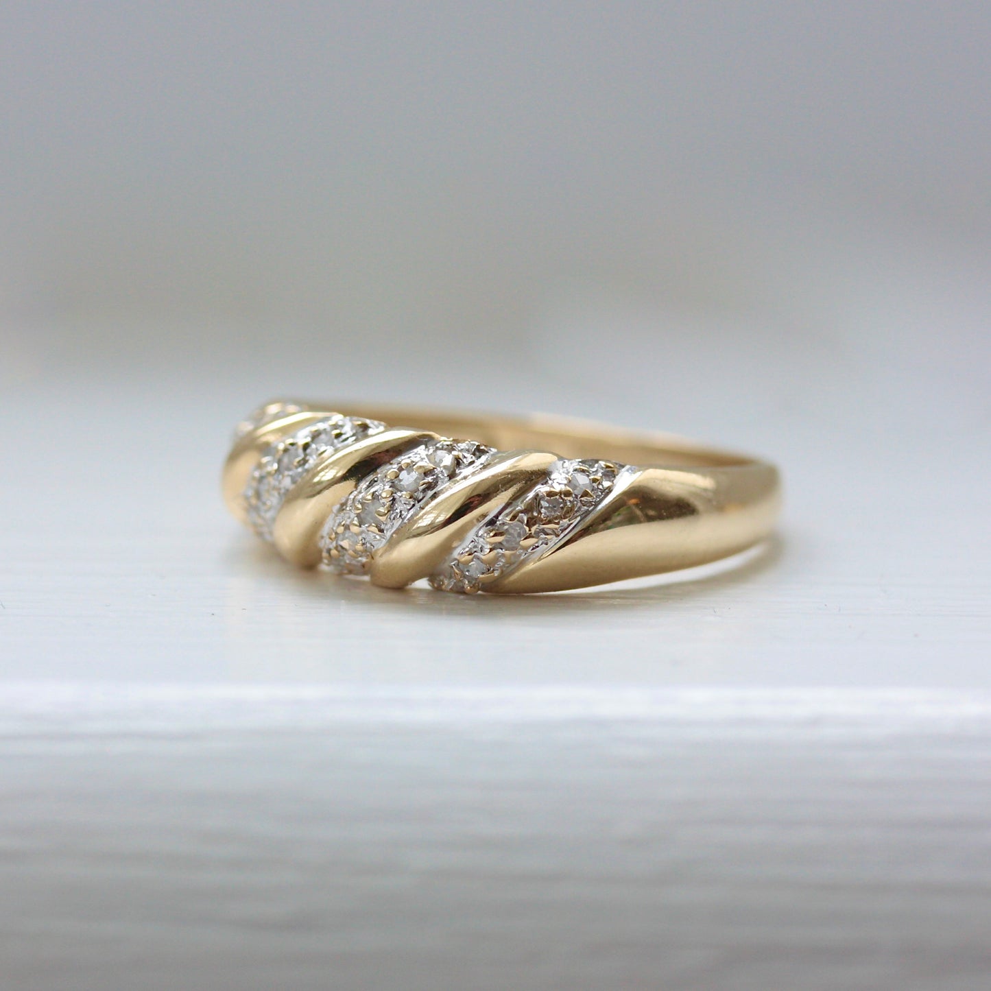 Pre-owned 9ct Gold Diamond Dome Twist Ring