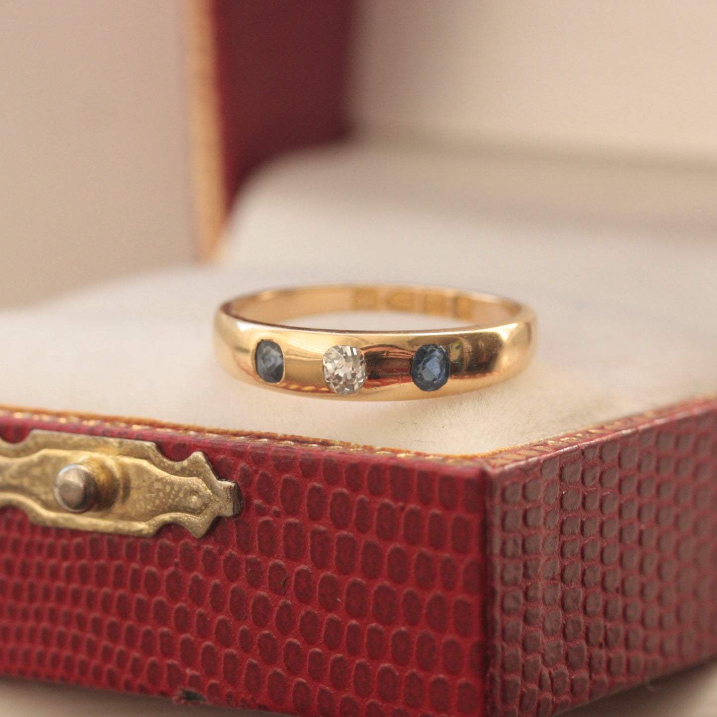 antique 18ct gold diamond and sapphire ring