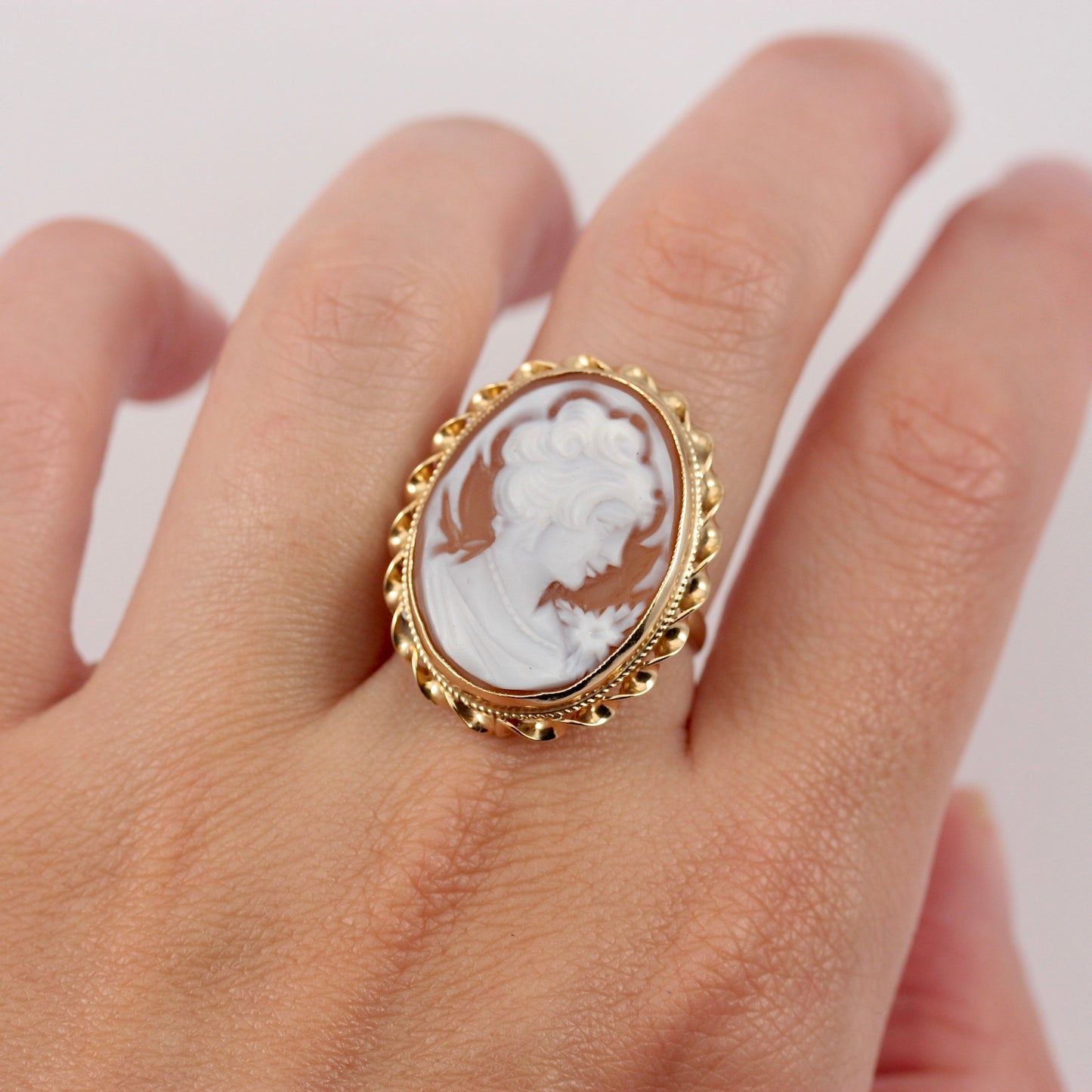 1970s 9t gold cameo ring