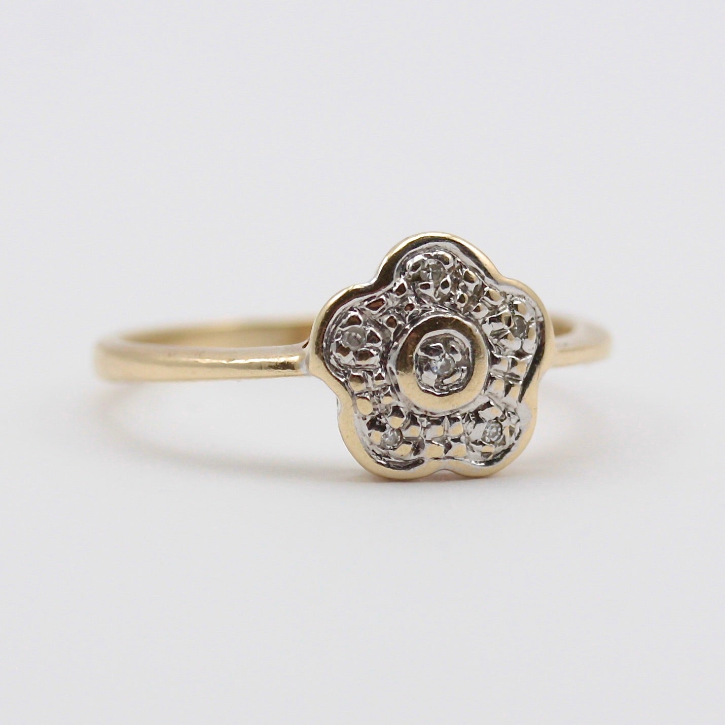 Pre-owned 9ct Gold Diamond Daisy Ring