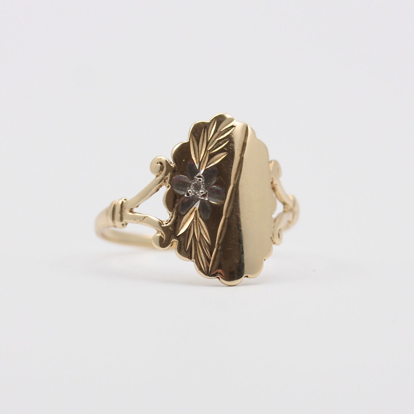 Vintage 9ct Gold Scalloped Oval Plaque Ring, 1991