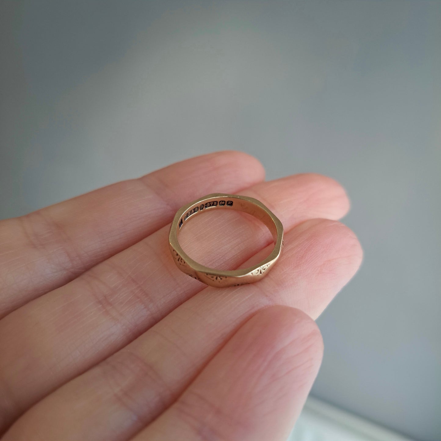 Vintage 9ct Yellow Gold Faceted Patterned Band, 1955