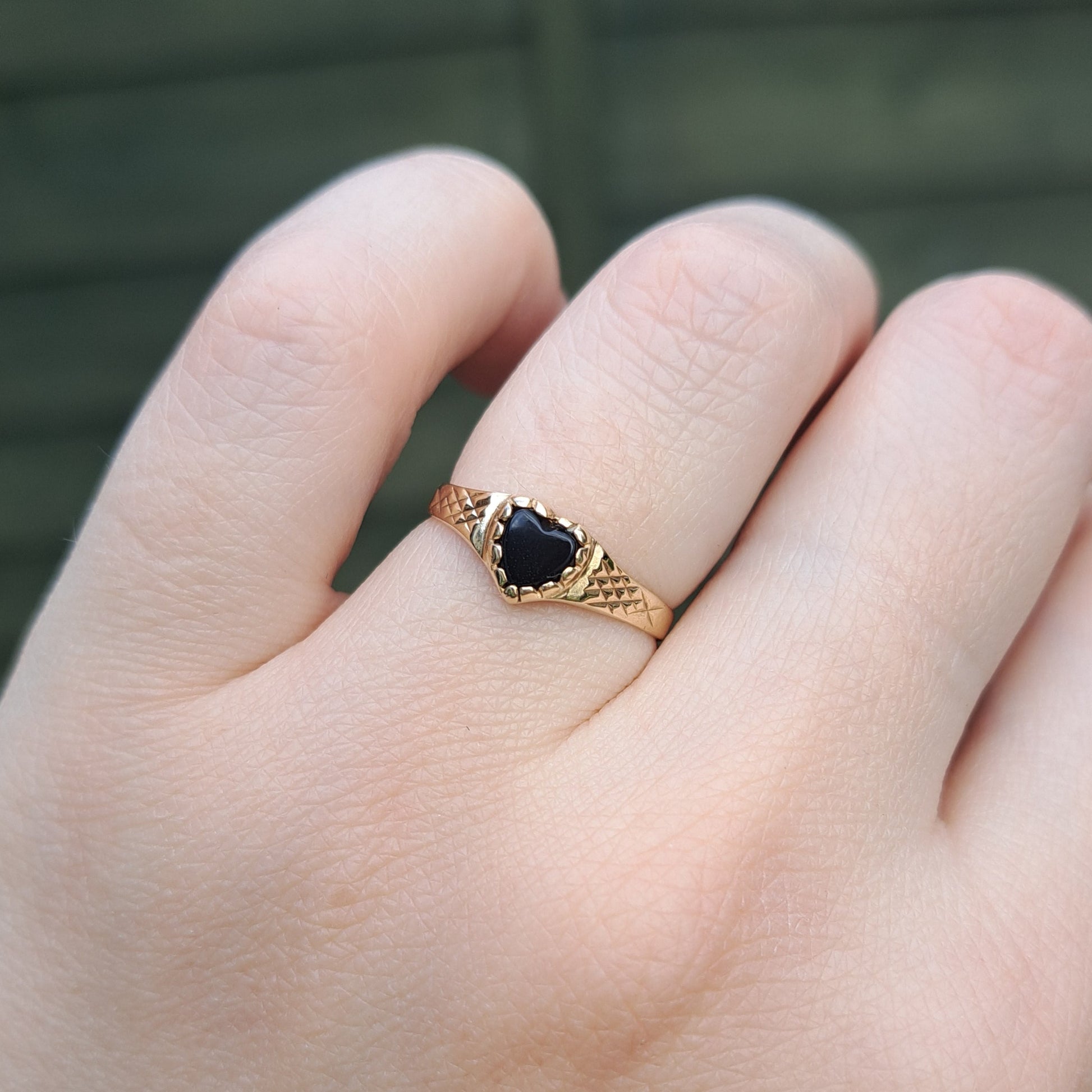 vintage 9ct gold onyx heart ring