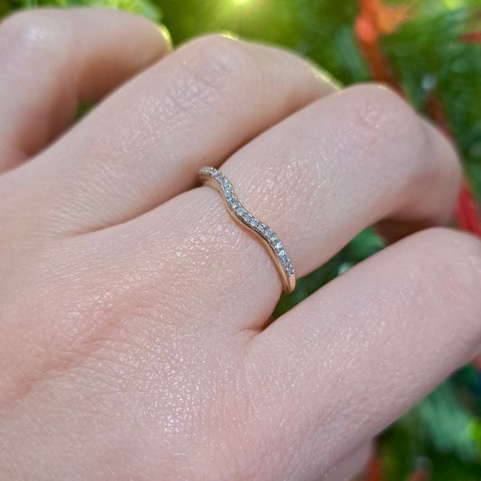 Pre-owned 9ct Gold Curved Diamond Band Ring