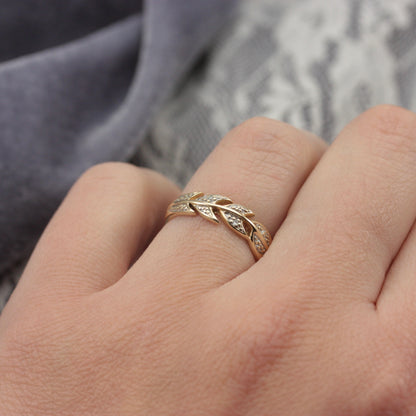 Late Vintage 9ct Gold and Diamond Arrow Style Band