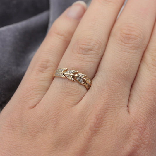 Late Vintage 9ct Gold and Diamond Arrow Style Band
