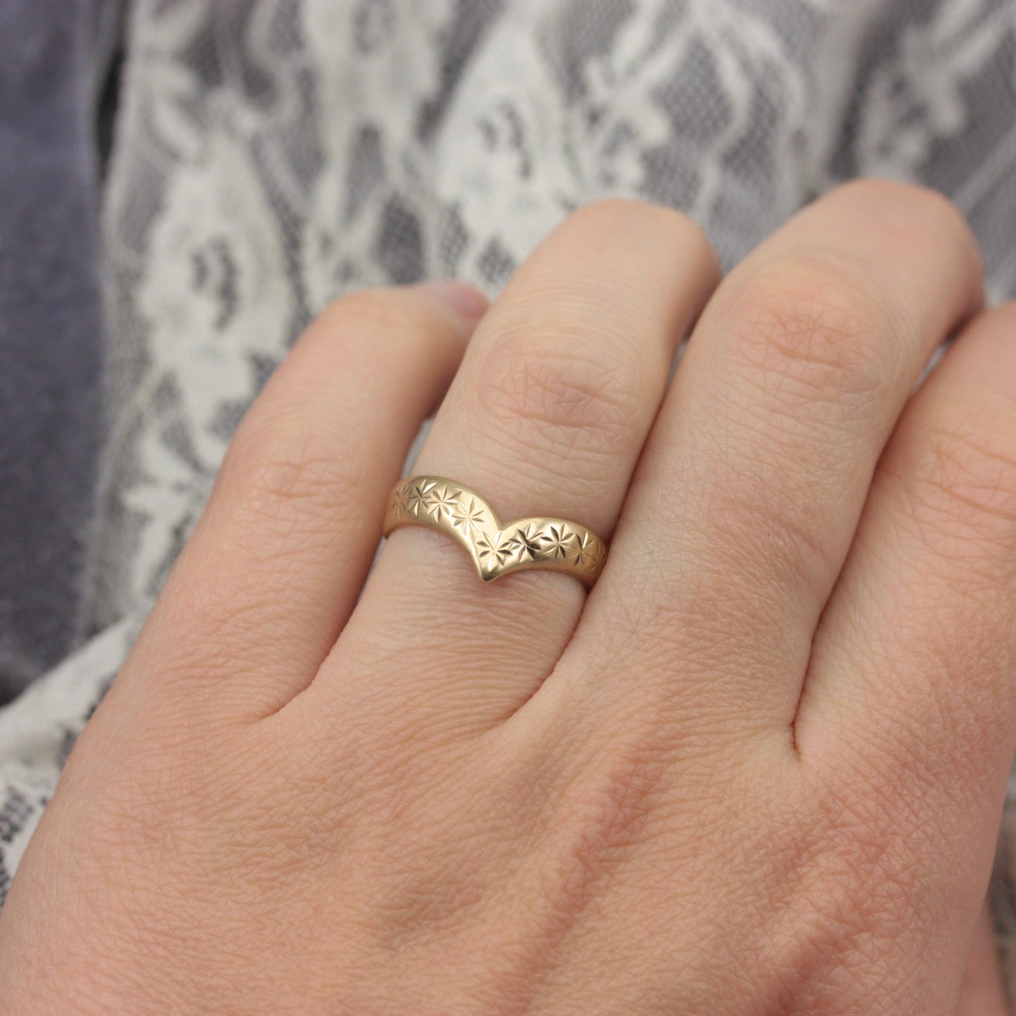 Vintage 9ct Gold Star Engraved Wishbone Ring