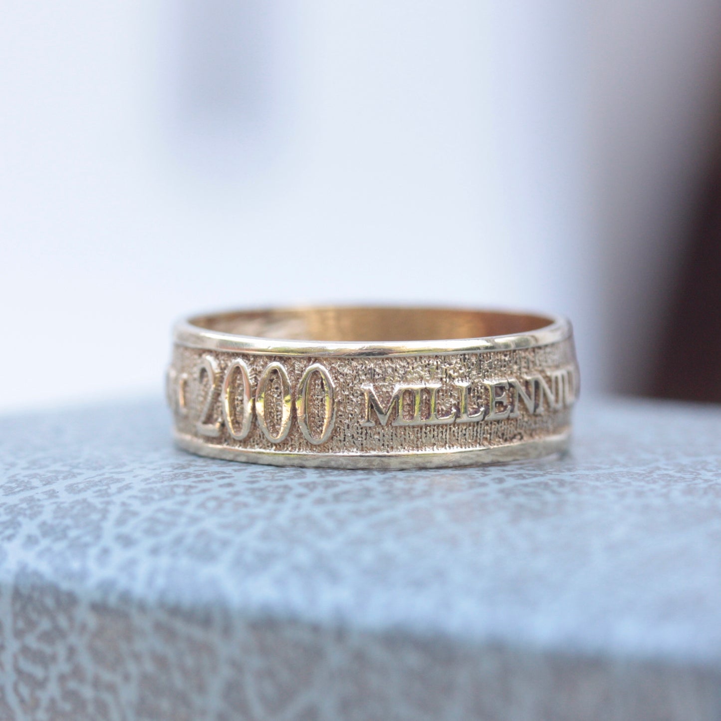 Vintage 9ct Gold Millennium Year 2000 Ring