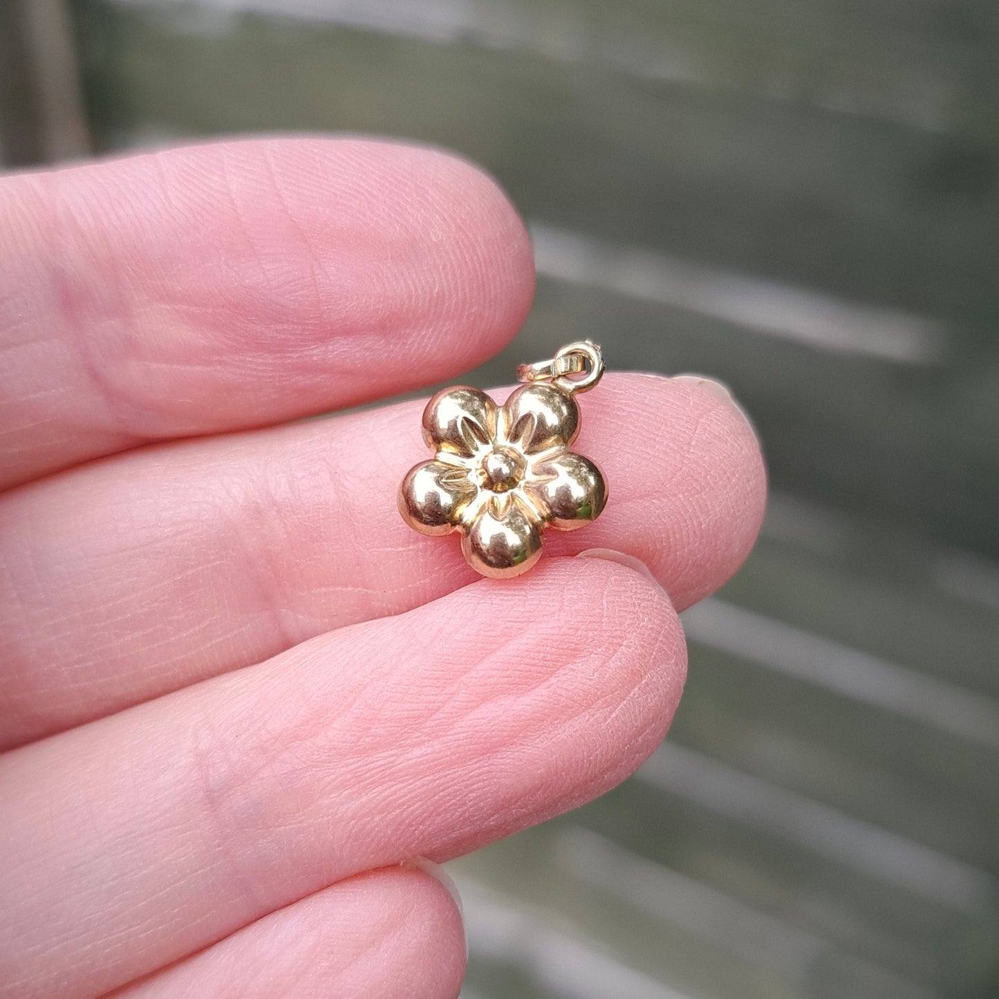 9ct Gold Puffy Flower Charm / Pendant