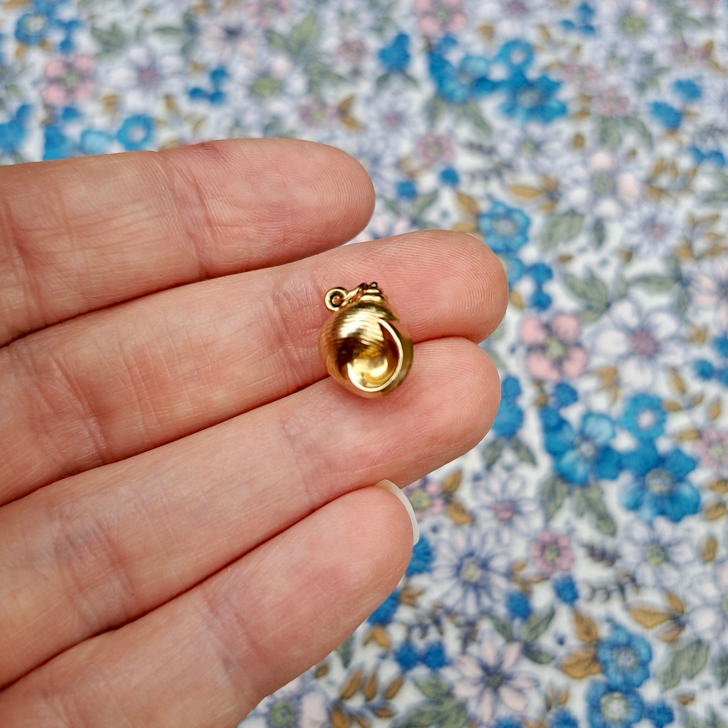 Vintage 9ct Gold Shell Charm, 1972
