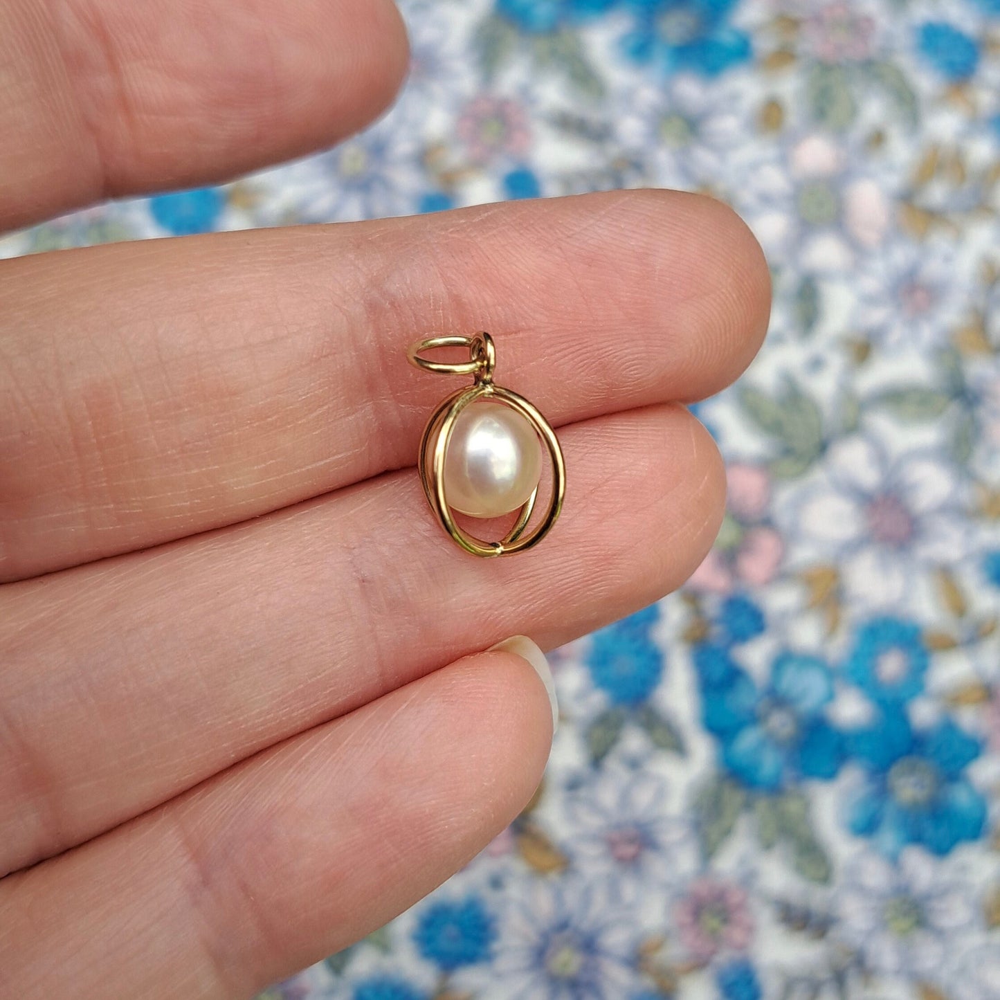 Vintage 14ct Gold and Caged Faux Pearl Pendant