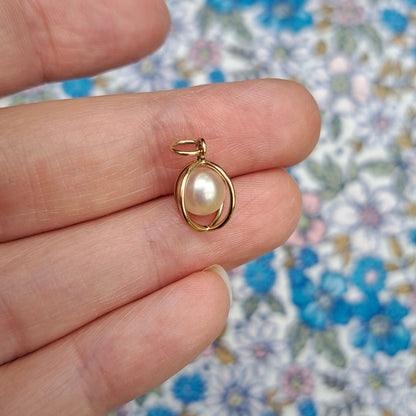 Vintage 14ct Gold and Caged Faux Pearl Pendant
