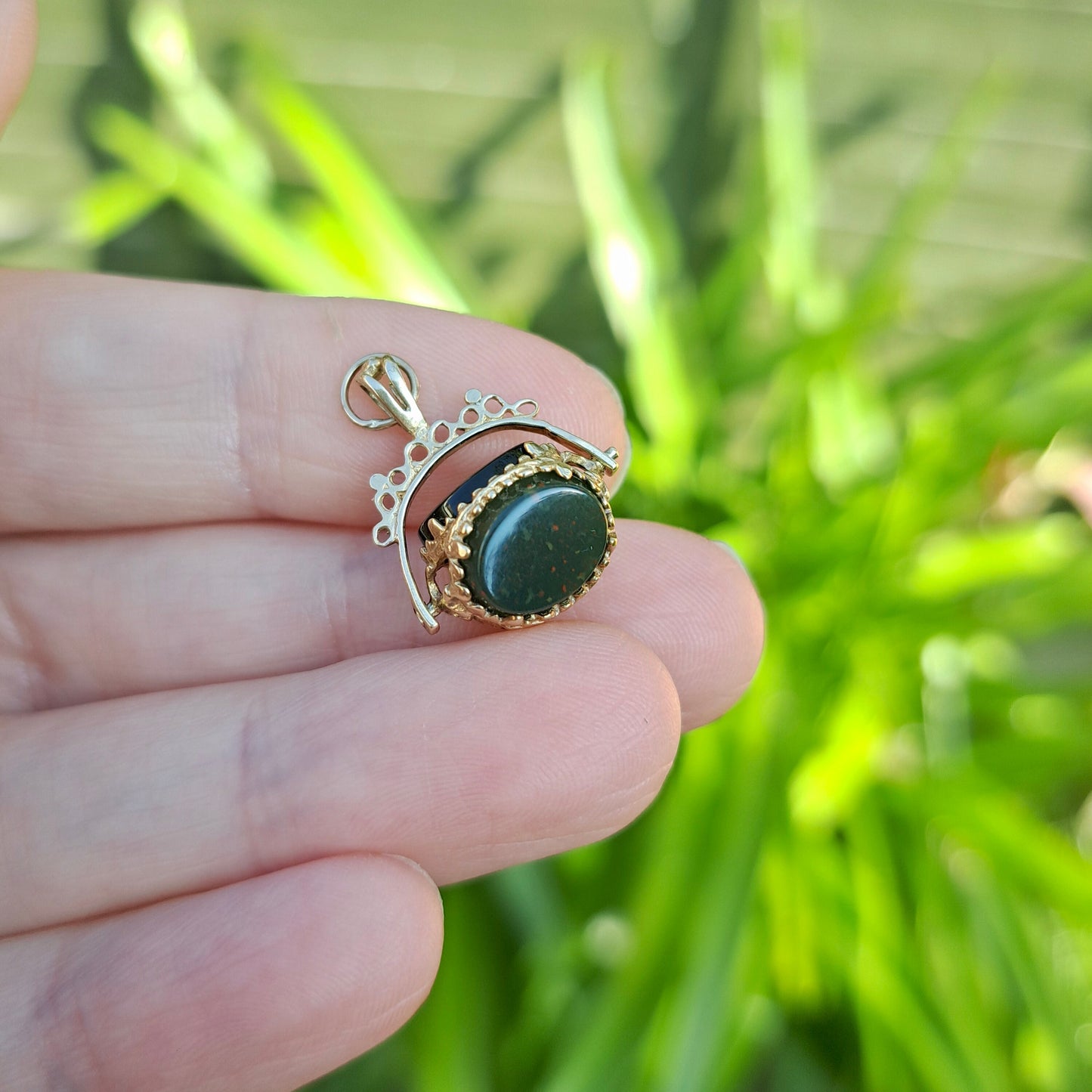 Vintage 9ct Gold Spinner Pendant with Onyx, Bloodstone and Carnelian