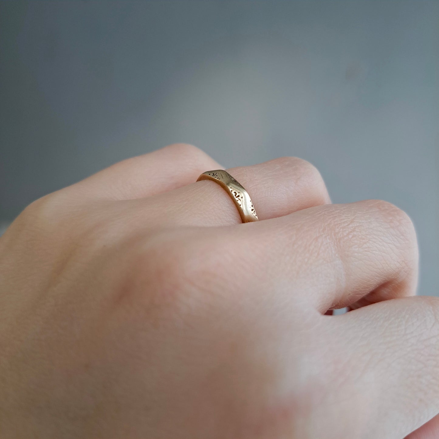 Vintage 9ct Yellow Gold Faceted Patterned Band, 1955