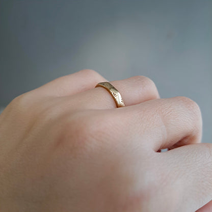 Vintage 9ct Yellow Gold Faceted Patterned Band, 1955
