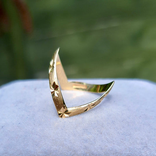 Late Vintage 9ct Gold Patterned Double Wishbone Ring
