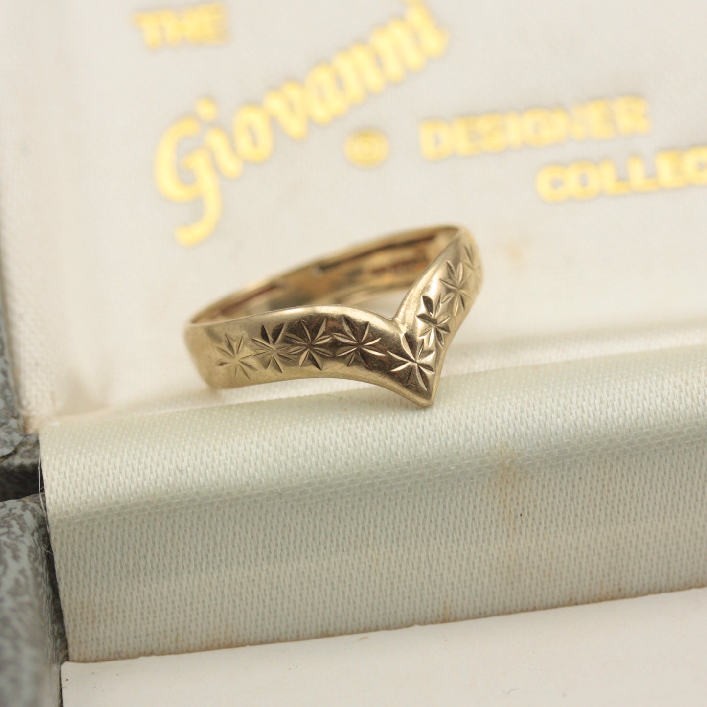Vintage 9ct Gold Star Engraved Wishbone Ring