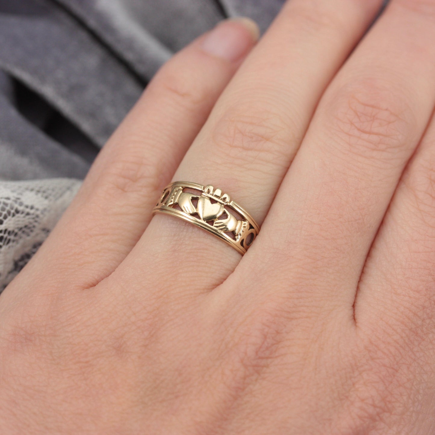 Vintage 9ct Gold Claddagh Band Ring