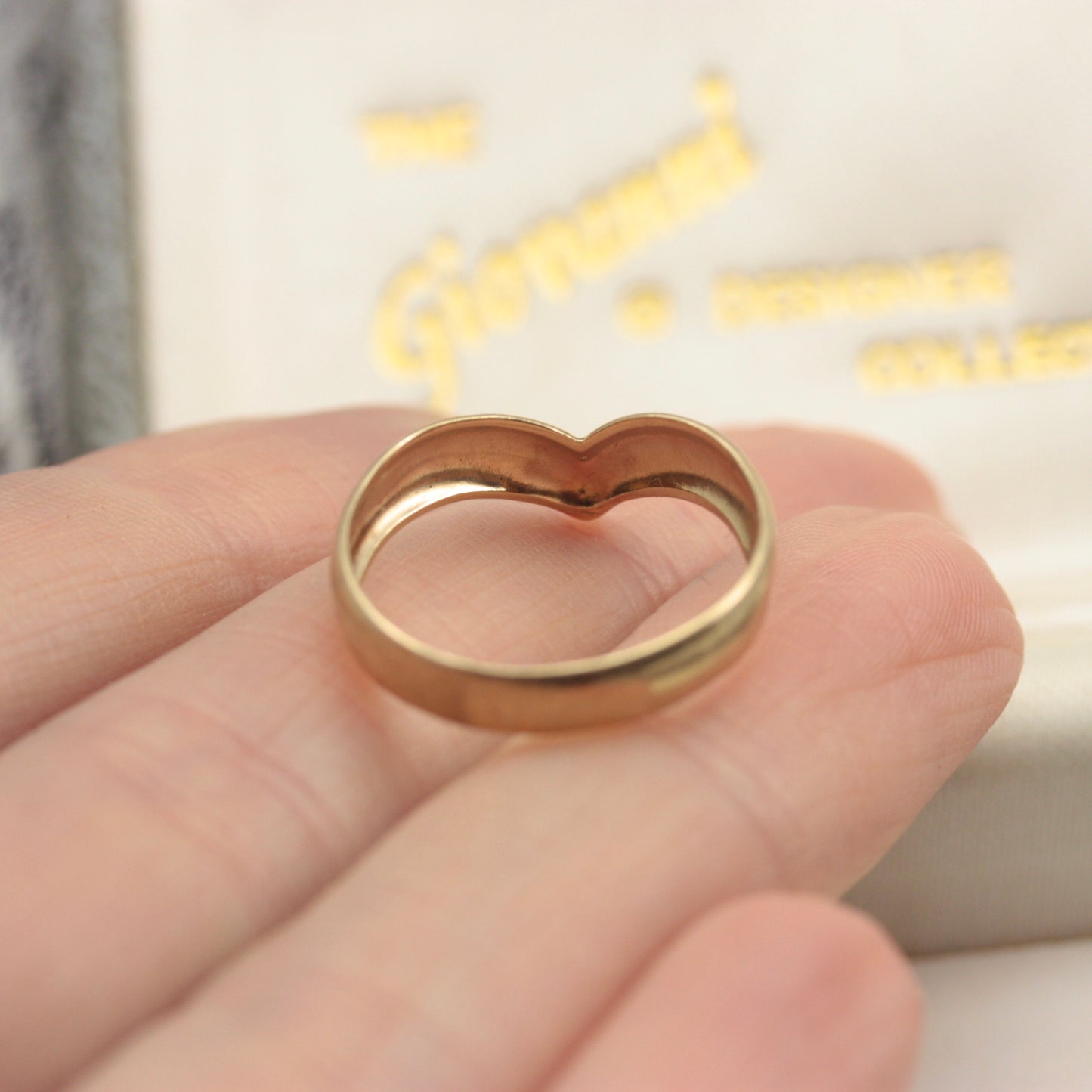 Vintage 9ct Gold Star Engraved Wishbone Ring