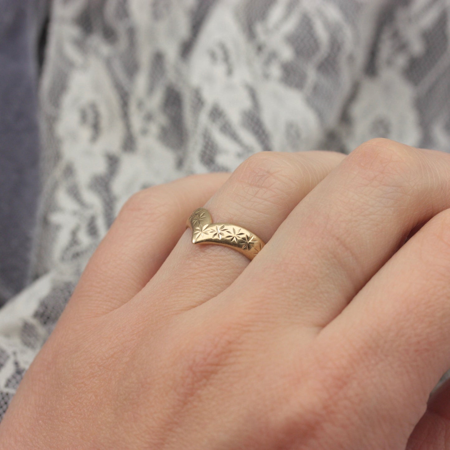 Vintage 9ct Gold Star Engraved Wishbone Ring