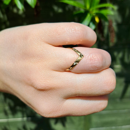 Late Vintage 9ct Gold Patterned Double Wishbone Ring