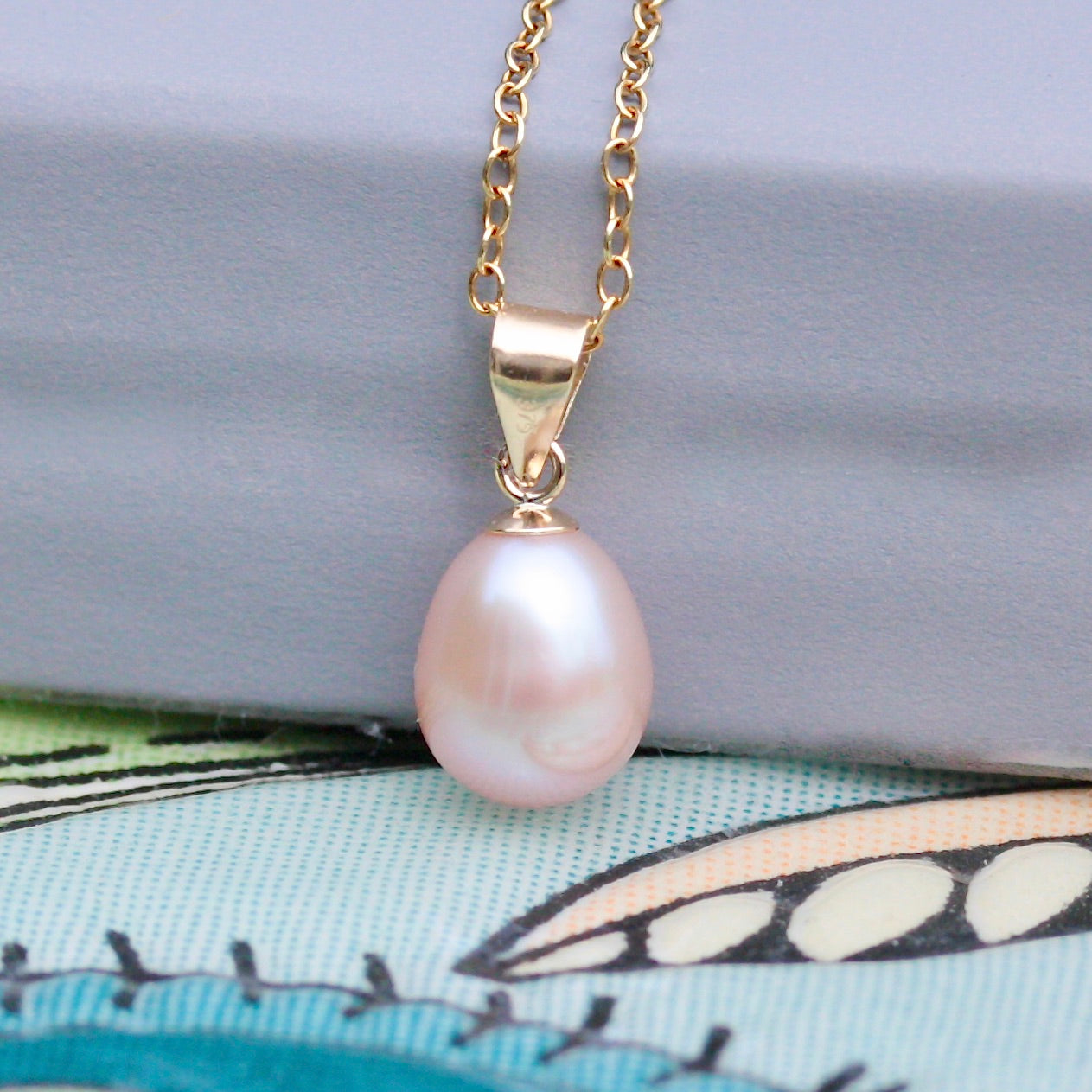 9ct rose gold pink freshwater pearl pendant.