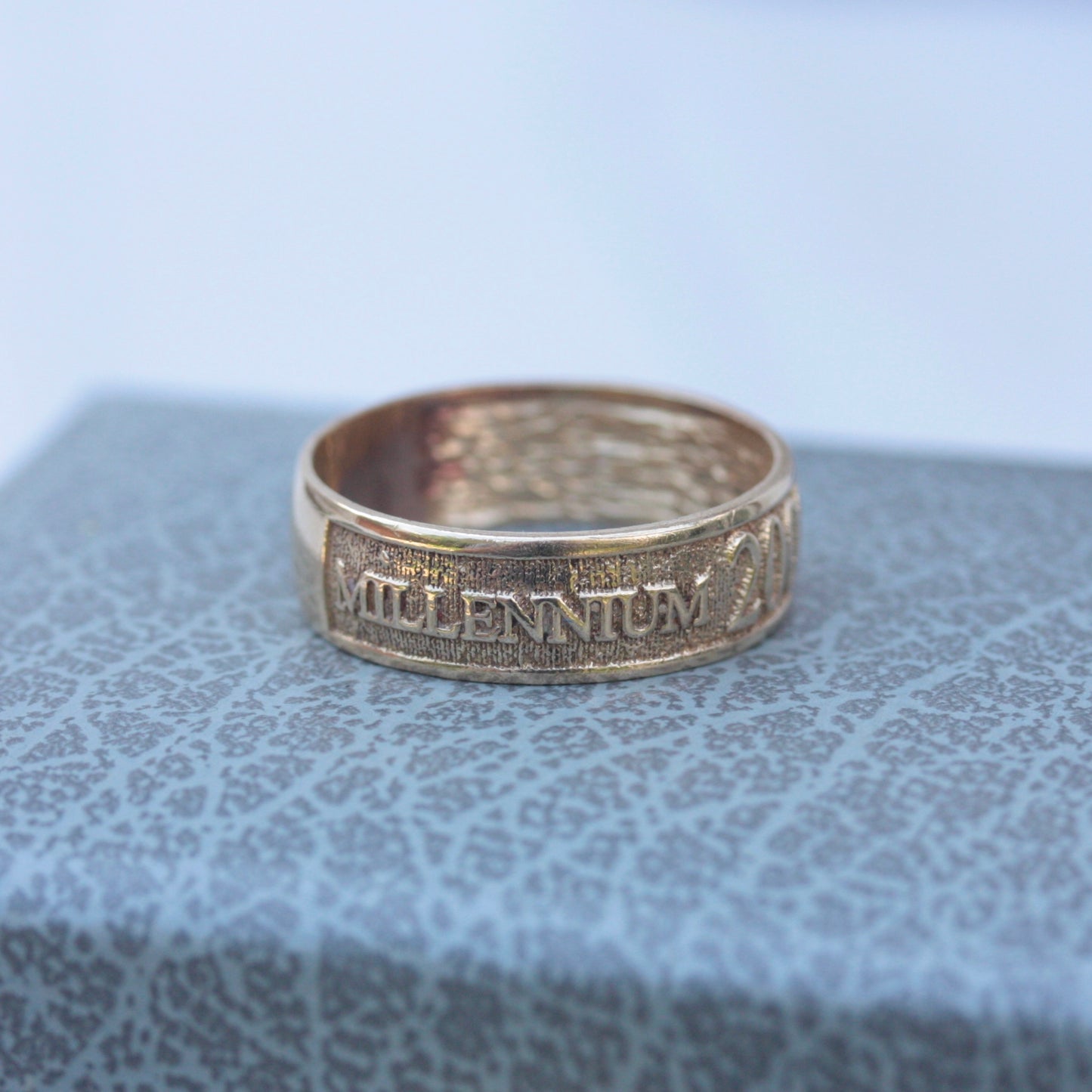 Vintage 9ct Gold Millennium Year 2000 Ring