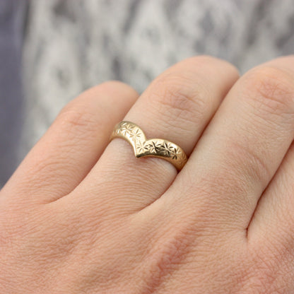 Vintage 9ct Gold Star Engraved Wishbone Ring