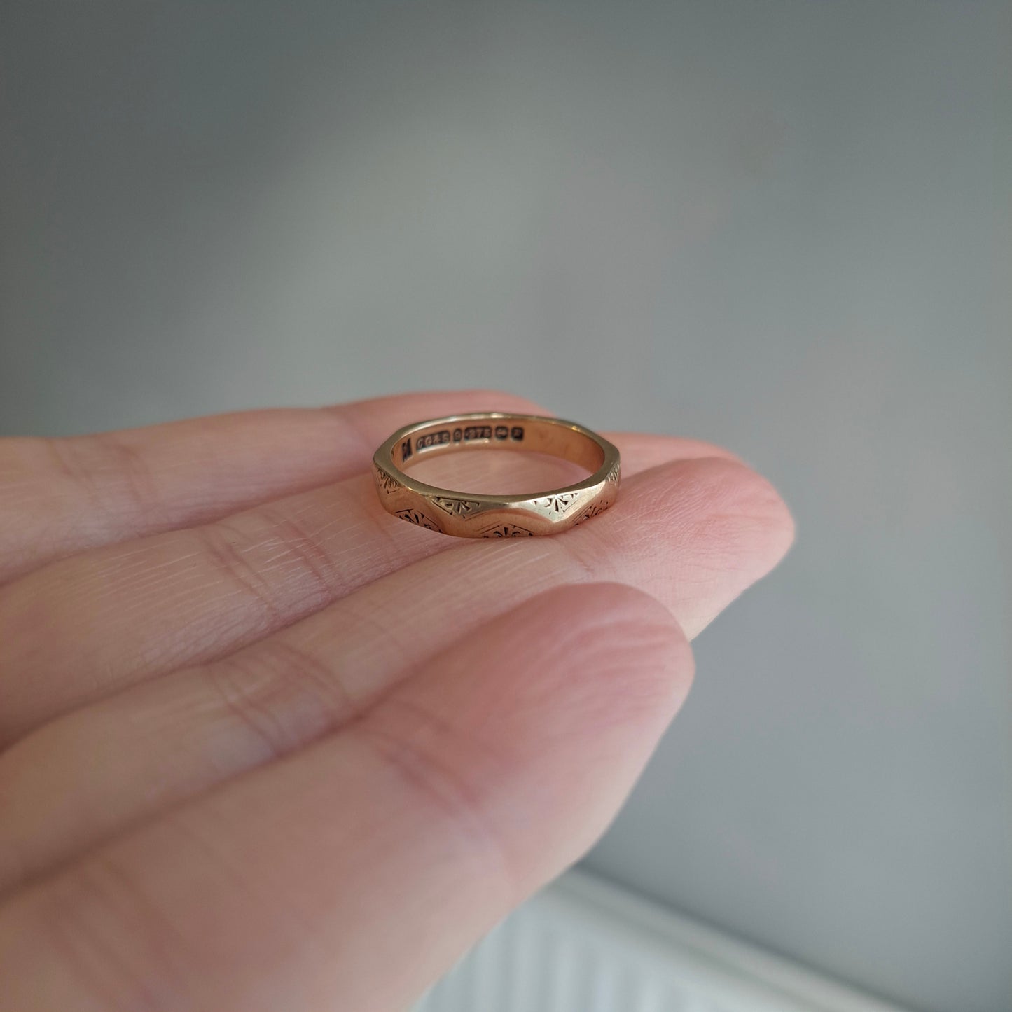 Vintage 9ct Yellow Gold Faceted Patterned Band, 1955