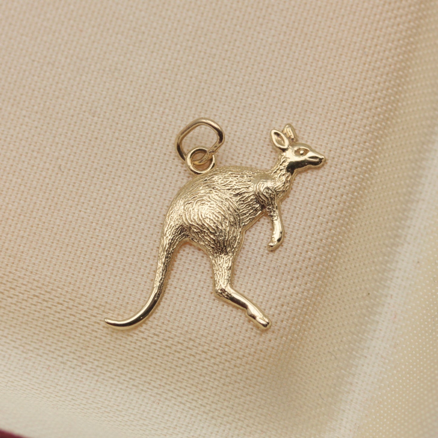 pre-owned 9ct gold kangaroo charm