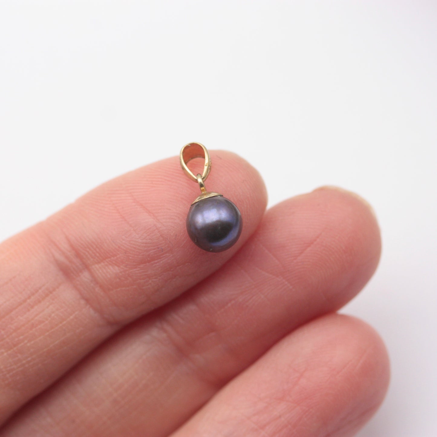 9ct Gold Black Freshwater Pearl Pendant