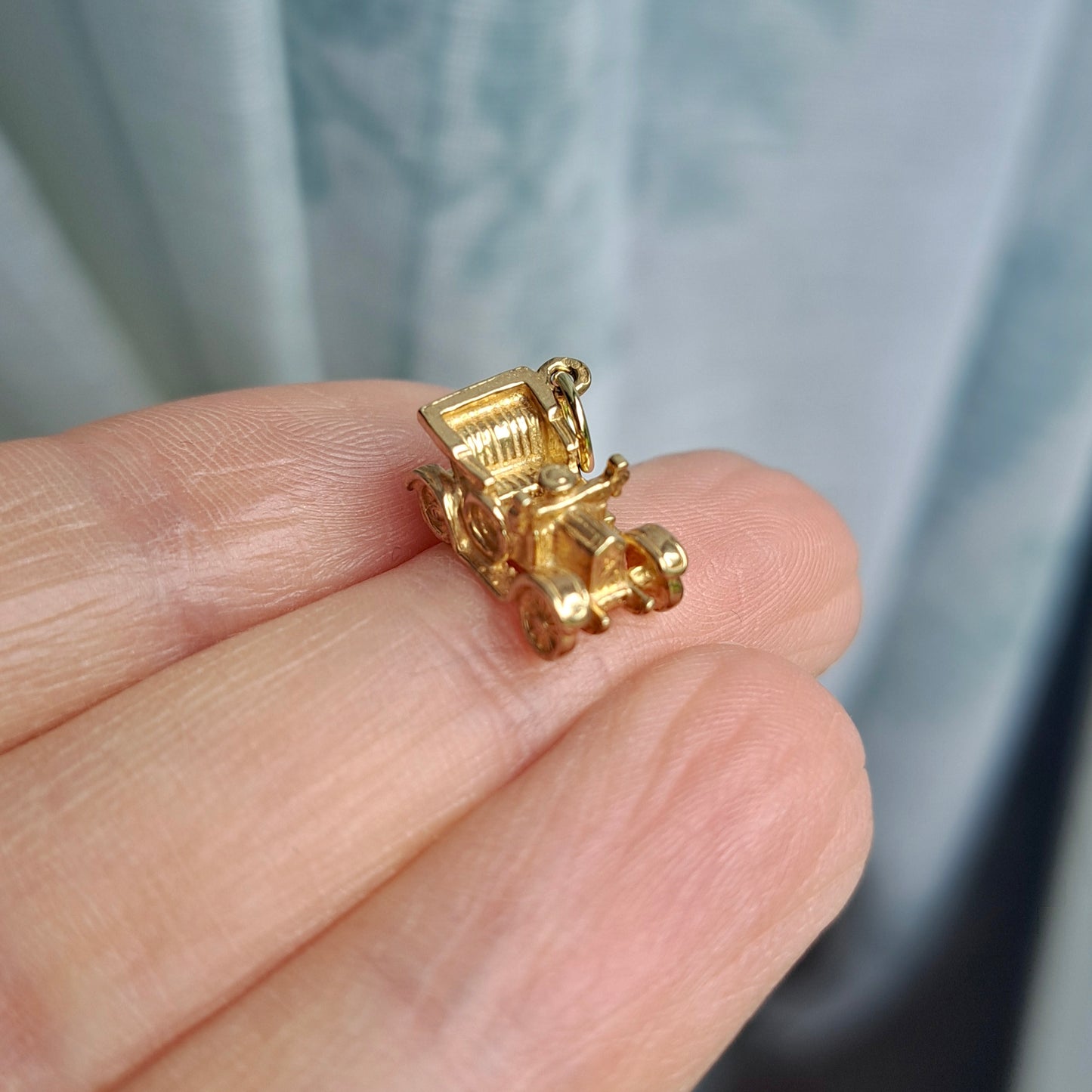 Solid 9ct Yellow Gold Old Fashioned Car Charm