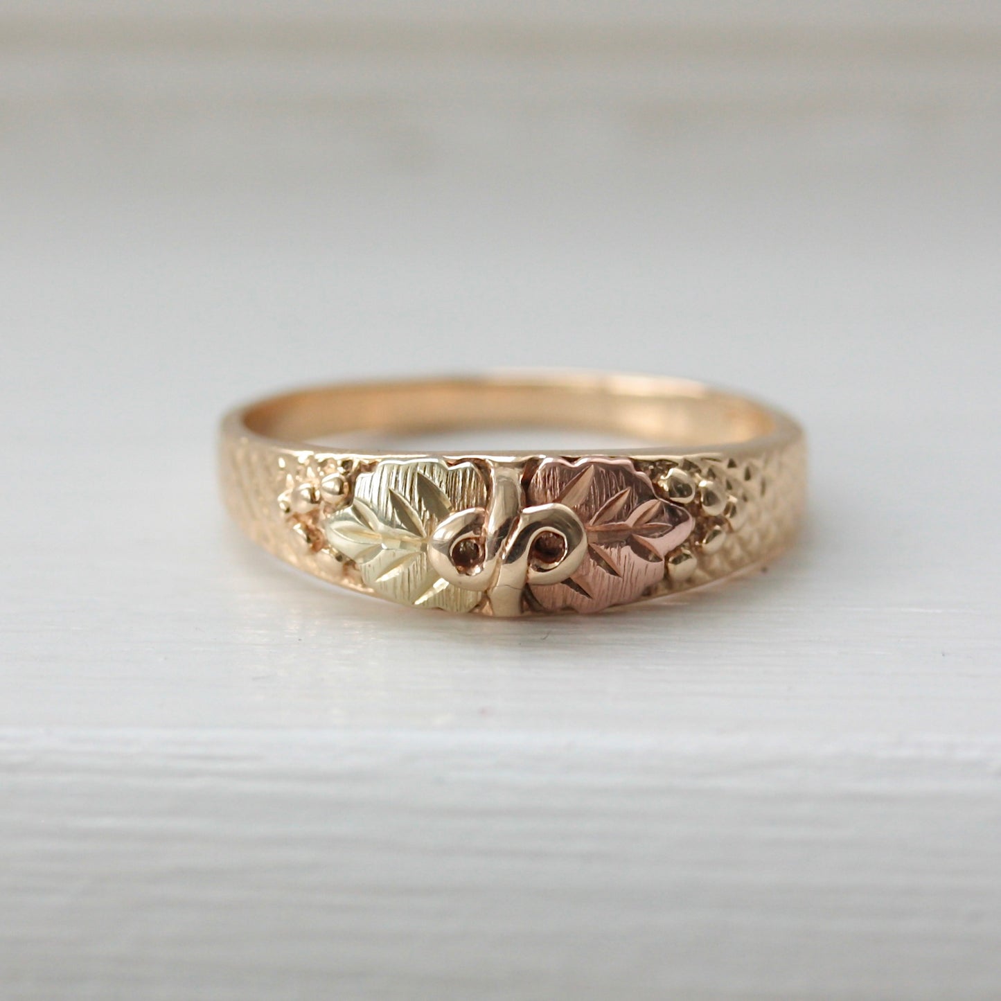 Modern Pre-owned Two Tone 9ct Gold Foliate Band Ring