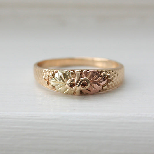 Modern Pre-owned Two Tone 9ct Gold Foliate Band Ring