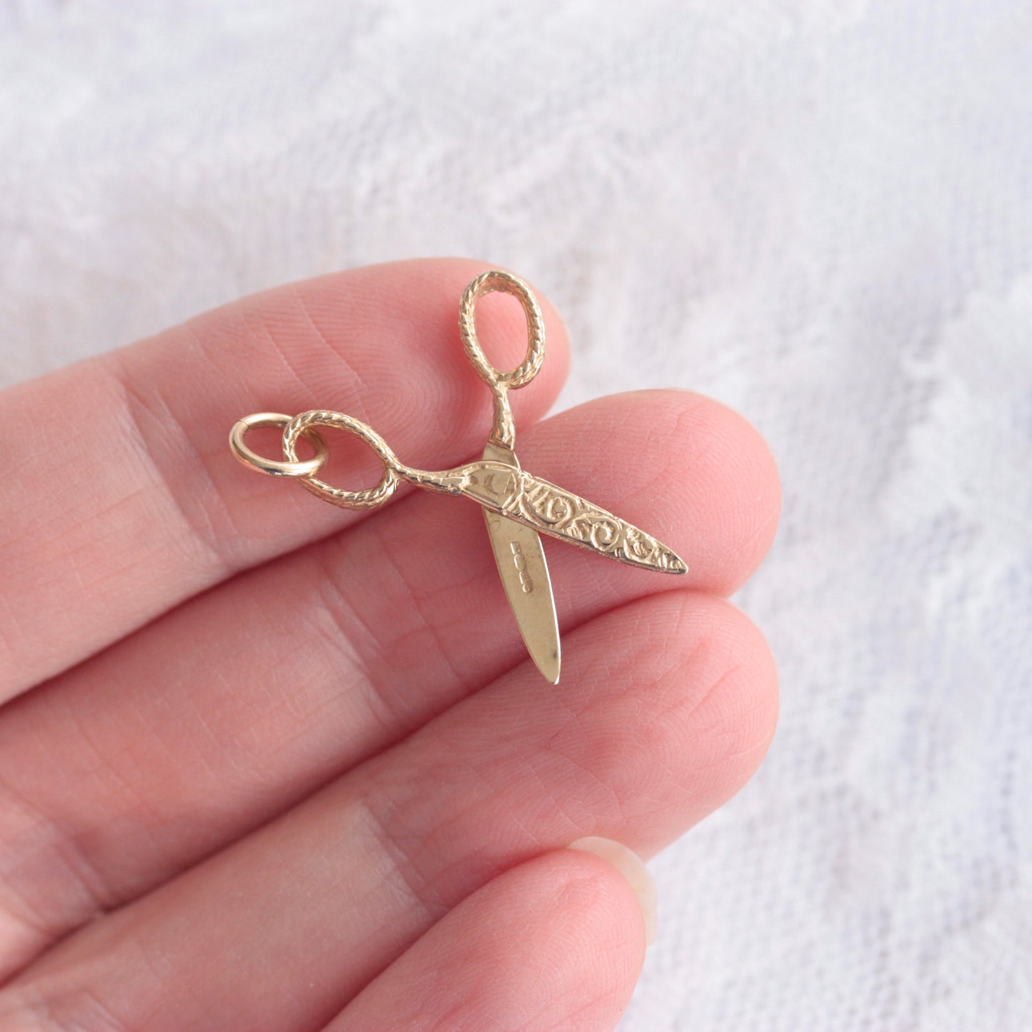 Vintage 9ct Gold Moving Scissors Charm