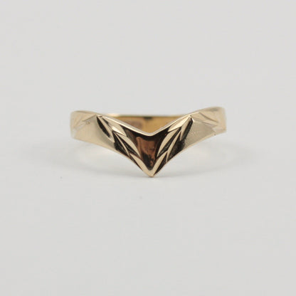 Vintage 9ct Gold Wishbone Ring with Engraved Leaf Design