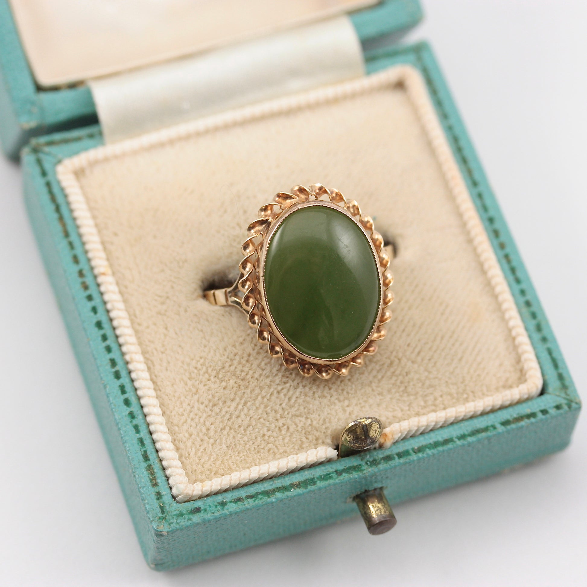 vintage 9ct gold nephrite jade ring