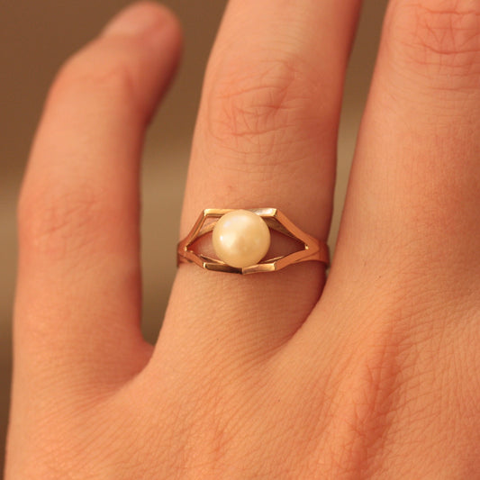 vintage 9ct gold modernist pearl ring